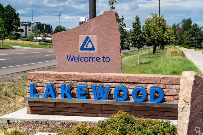 Mobile auto glass service available in Lakewood, Colorado