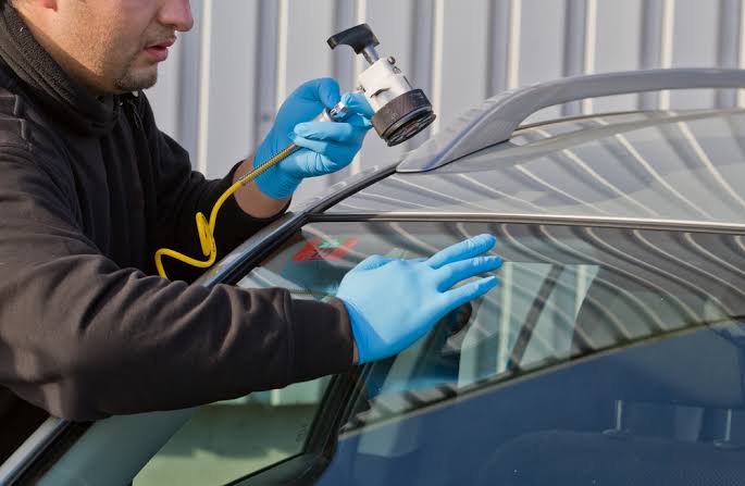 Mobile auto glass technician serving Aurora