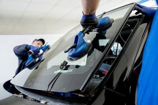 Mobile auto glass technician serving Denver